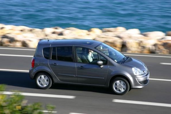 Seitenansicht des Mini-Vans Renault Modus