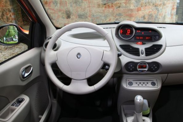 Der Arbeitsplatz des Fahrers im Renault Twingo