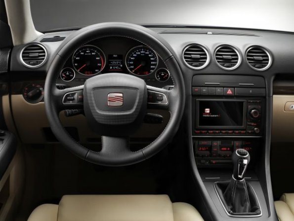 Das Cockpit des Seat Exeo