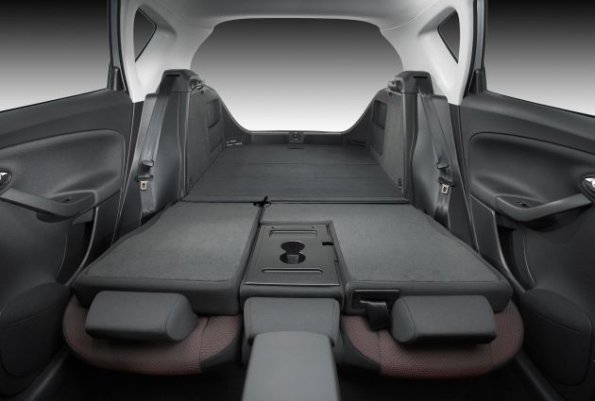 Die Ladefläche des Seat Toledo mit umgeklappten Rücksitzen.