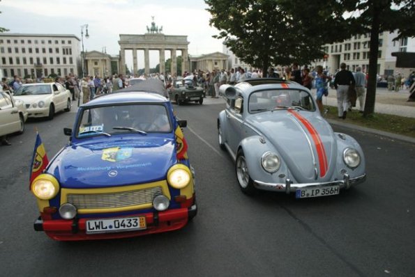 Auto-Korso zum 50. Jubilum von AUTOStrassenverkehr, Rekordversuch fr das Guiness Buch der Rekorde: die lngste Trabi-Kfer-Schlange der Welt  - 24.07.2003
Lindloff
Berlin - Unter den Linden