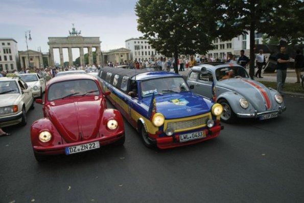 Auto-Korso zum 50. Jubilum von AUTOStrassenverkehr: Weltrekordversuch fr das Guiness Buch der Rekorde: die lngste Trabi-Kfer-Schlange der Welt - 24. 07. 2003
Lindloff
Berlin - Unter den Linden