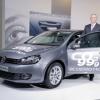 Unverkennbarer Stolz: VW-Vorstand Dr. Martin Winterkorn mit einem VW Golf BlueMotion II