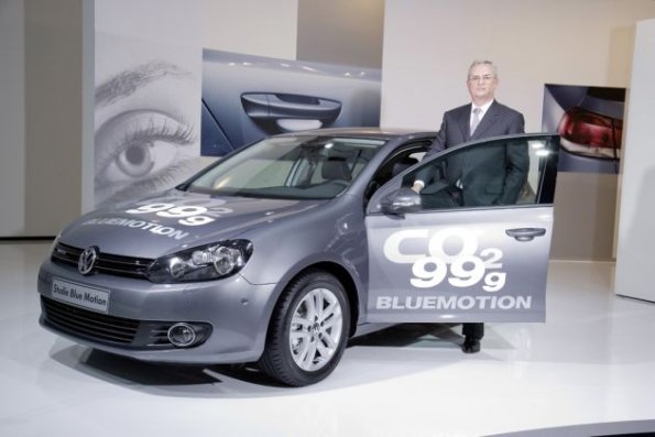 Unverkennbarer Stolz: VW-Vorstand Dr. Martin Winterkorn mit einem VW Golf BlueMotion II