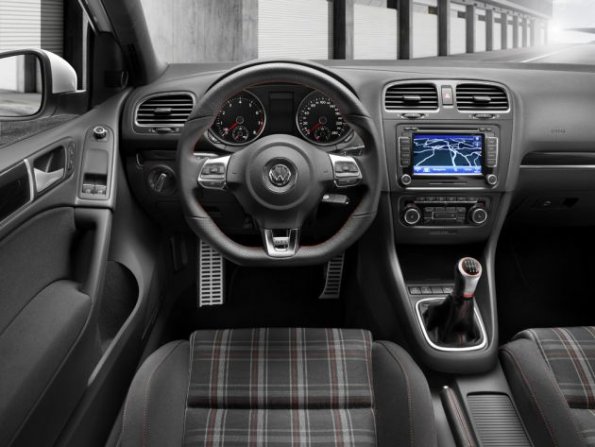 Ein Blick ins Cockpit des VW Golf GTI (2008): Spielraum für Tuner ist gegeben. 