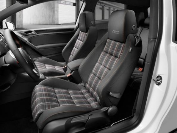 Hier sitzen sie sportlich, die Insassen des VW Golf GTI (2008)