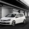 Front- /Seitenansicht des VW Golf GTI (2008)