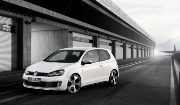 Front- /Seitenansicht des VW Golf GTI (2008)