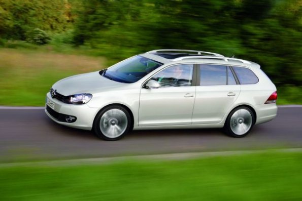 Die Seitenansicht des VW Golf Variant 2009 bei einer Außenaufnahme