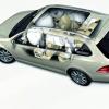 Eine Technikskizze zeigt die Airbags des VW Golf Variant 2009