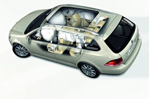 Eine Technikskizze zeigt die Airbags des VW Golf Variant 2009