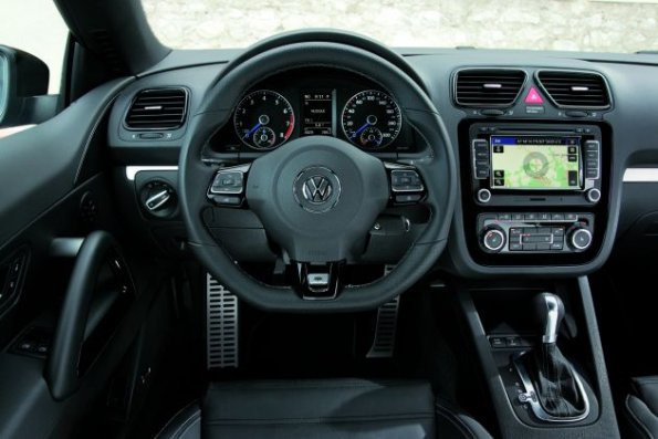 Der Arbeitsplatz des Fahrers im VW Scirocco R