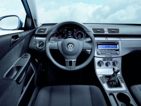 Der Arbeitsplatz des Fahrers im VW Passat Bluemotion