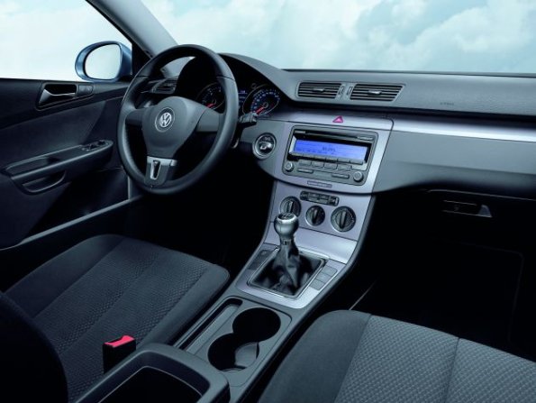 Ein Blick auf das Armaturenbrett im VW Passat Bluemotion