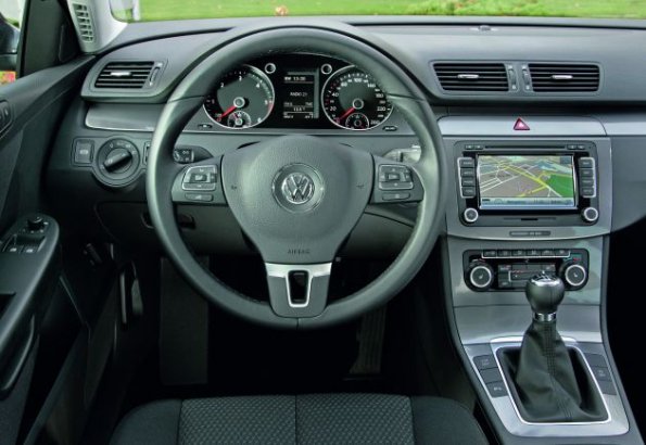 Der Arbeitsplatz des Fahrers im VW Passat Bluemotion