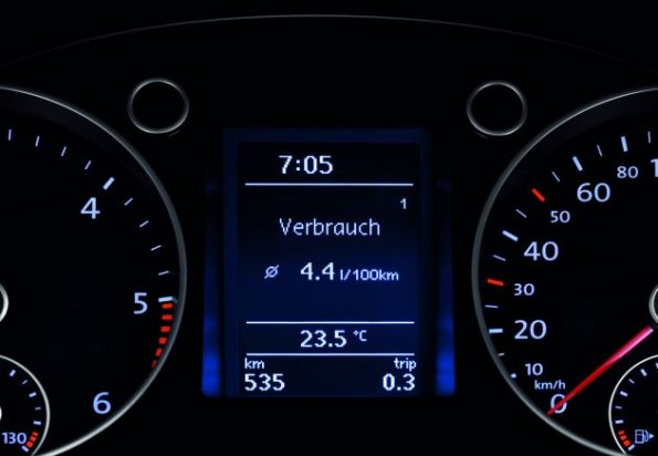 Die Multifunktionsanzeige MFA im VW Passat Bluemotion