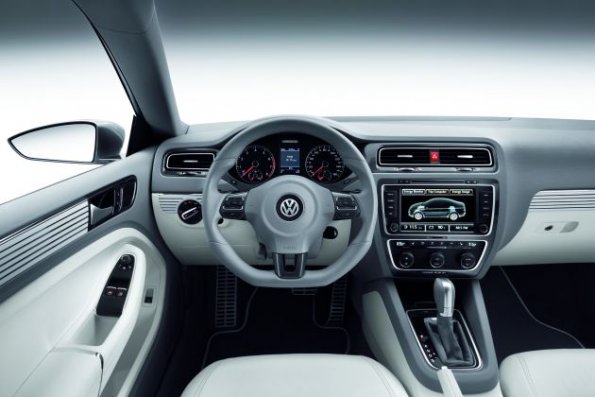 Der Arbeitsplatz des Fahrers im Volkswagen New Compact Coupe