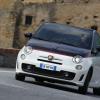 Eine Fahraufnahme zeigt den Abarth 500C in der Frontansicht