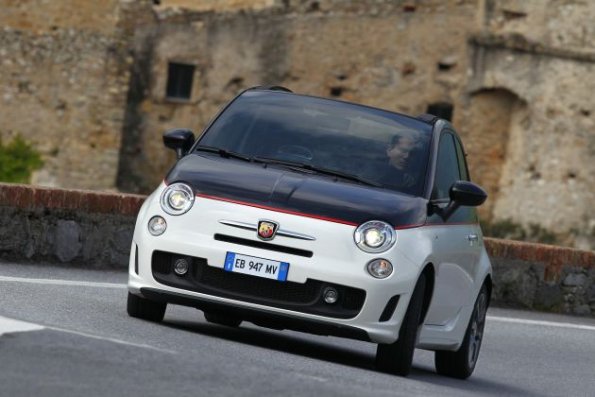 Eine Fahraufnahme zeigt den Abarth 500C in der Frontansicht