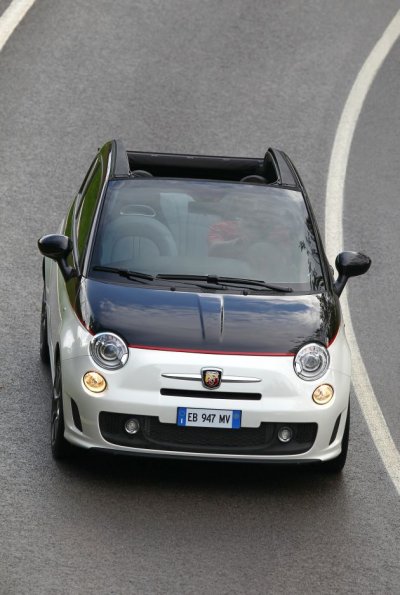 Eine Fahraufnahme des Abarth 500C mit geöffnetem Verdeck