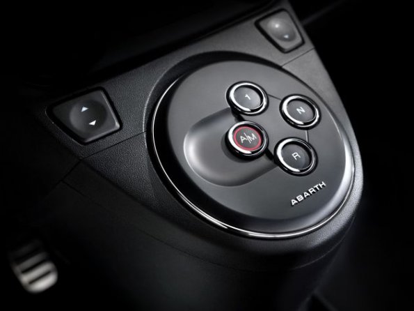 Noch gibt es keine herkömmliche Schaltung im Abarth 500C, stattdessen dieses halbautomatische Schaltgetriebe namens Abarth Competizione