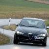 Die Fahraufnahme zeigt den Alfa Romeo 147 in der Frontansicht