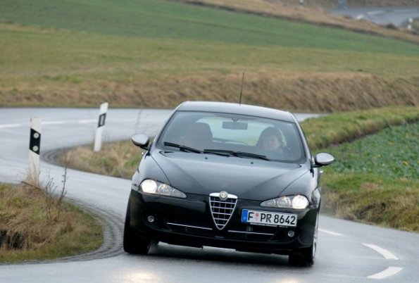 Die Fahraufnahme zeigt den Alfa Romeo 147 in der Frontansicht