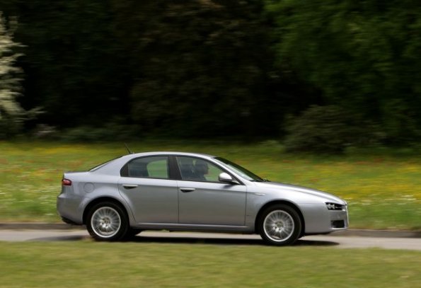 Der Alfa Romeo 159 in der Seitenperspektive