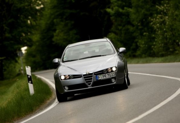 Die Fahraufnahme zeigt den Alfa Romeo 159 in der Frontansicht