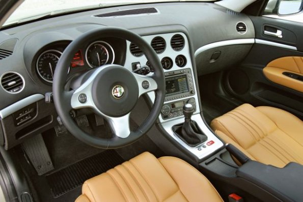 Ein Blick auf die Instrumententafel im Alfa Romeo 159