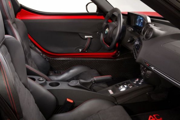 Ein Blick in den Innenraum des Alfa Romeo 4C auf die erste Sitzreihe