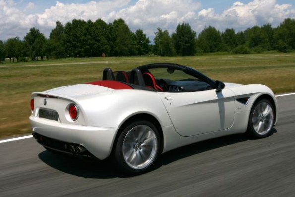 Der Alfa 8C Spider in der Seitenansicht