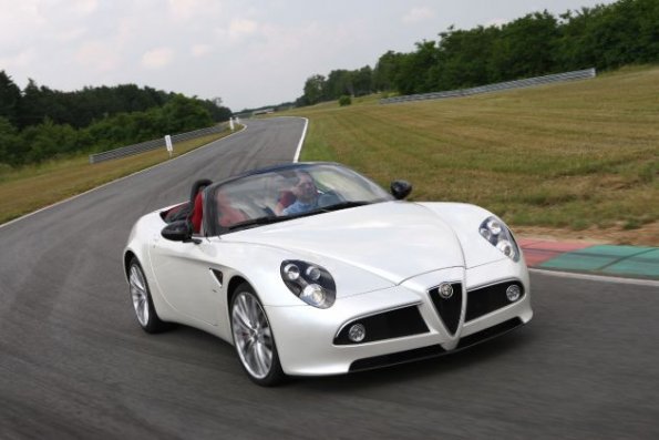 Die Fahraufnahme zeigt den Alfa 8C Spider in der Frontansicht