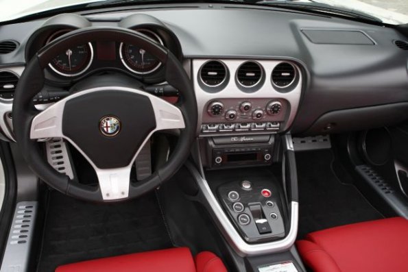 Der Arbeitsplatz des Fahrers im Alfa 8C Spider und die Instrumententafel