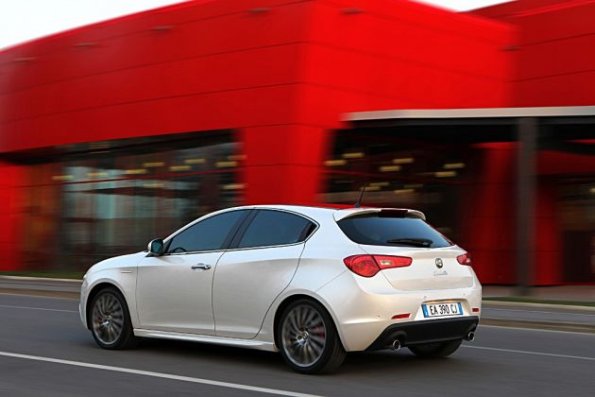 Die Aufnahme zeigt die Seitenansicht des Alfa Romeo Giulietta