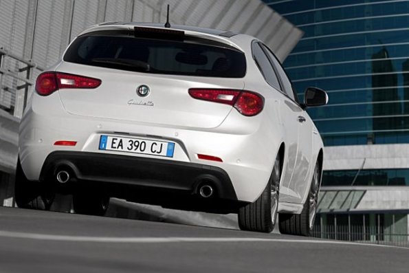 Heckansicht des Alfa Romeo Giulietta: Ein größere Laderaum soll die Konkurrenzfähigkeit gegenüber Golf, Audi und 1er BMW stärken