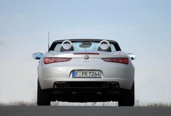 Heckansicht des Alfa Romeo Spider mit geöffnetem Verdeck: Die Überrollbügel sind gut zu erkennen