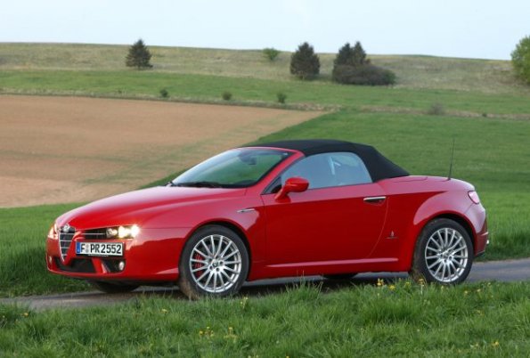 Der Alfa Romeo Spider in der Seitenansicht mit geschlossenem Verdeck