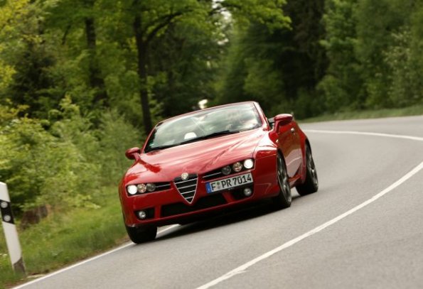 Frontansicht des Alfa Romeo Spider in einer Fahraufnahme