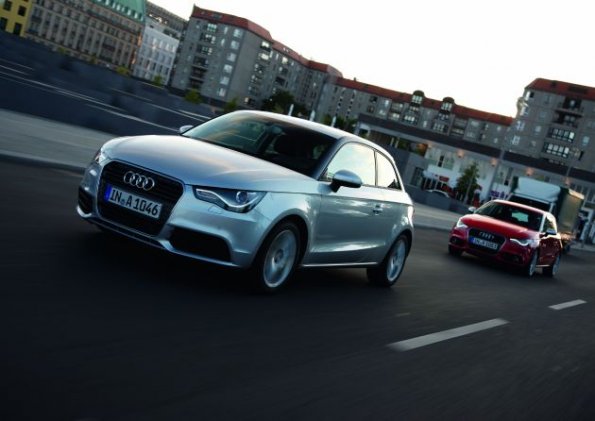 Eine Fahraufnahme des Audi A1: Elektromodelle des A1 sind nicht geplant, hier setzt man auf sparsame Diesel und Benziner, sowie auf technologische Spritsparhilfen: Start-Stopp, Rekuperation, Hochschaltempfehlung