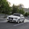 <p>Front- und Seitenansicht des Audi A1 e-tron Fahraufnahme Farbe: Gletscherweiss</p>