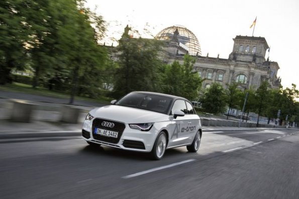 Front- und Seitenansicht des Audi A1 e-tron Fahraufnahme Farbe: Gletscherweiss