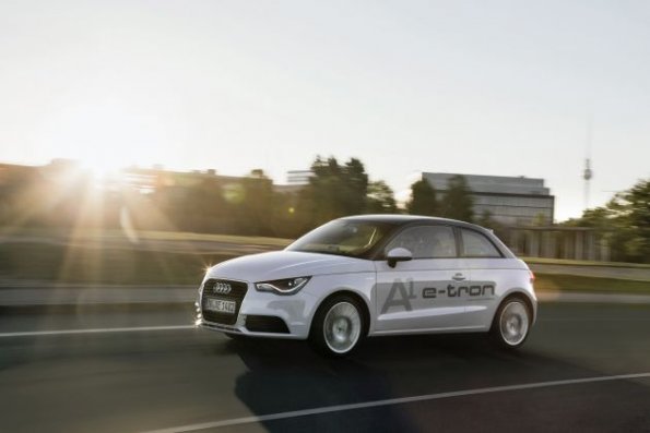 Die Seitenpartie des Audi A1 e-tron in einer Fahraufnahme Farbe: Gletscherweiss