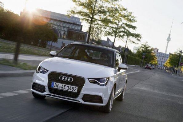 Frontansicht des Audi A1 e-tron in einer Fahraufnahme Farbe: Gletscherweiss