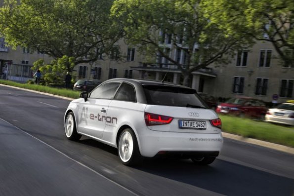 Die Heckpartie des Audi A1 e-tron in einer Fahraufnahme Farbe: Gletscherweiss