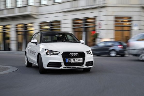 Mit dem Audi A1 e-tron unterwegs: Fahraufnahme Farbe: Gletscherweiss