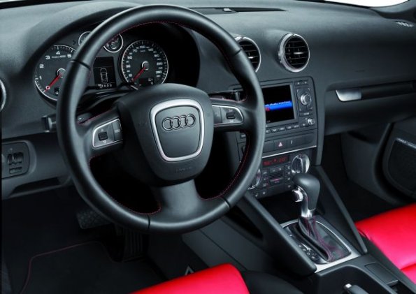 Die Detailaufnahme zeigt das Lenkrad, die Instrumente und Teile der Mittelkonsole im Audi A3