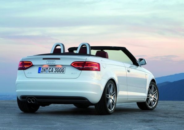 Heckansicht des Audi A3 Cabrio mit geöffnetem Verdeck