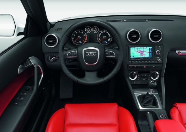 Eine Innenaufnahme zeigt das Cockpit des Audi A3 Cabrio