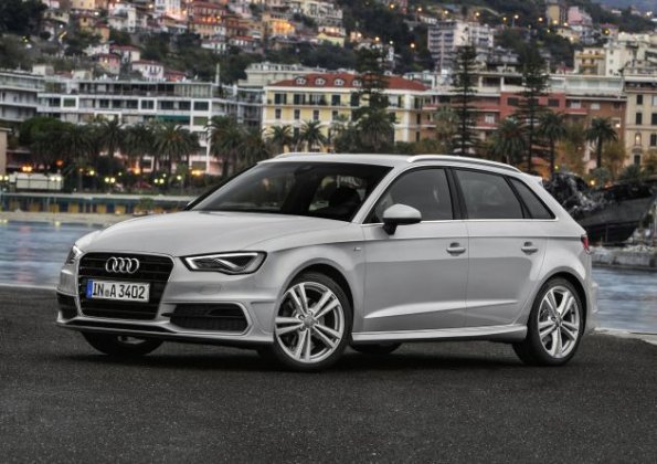 Front- und Seitenpartie des Audi A3 S Line, Farbe: Eissilber